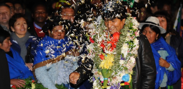 Evo Morales é recebido com festa durante sua chegada ao Aeroporto El Alto, em La Paz