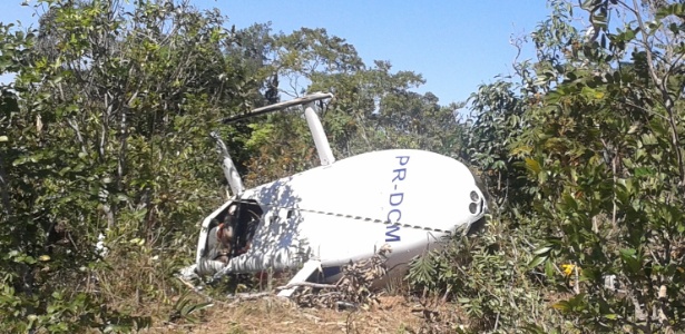 Helicóptero cai em Corumbá de Goiás (GO) e deixa quatro feridas; acidente aconteceu após a aeronave, que saiu de Cocalzinho (GO), perder altitude e cair em área próxima ao fórum da cidade - Divulgação / Bombeiros-GO