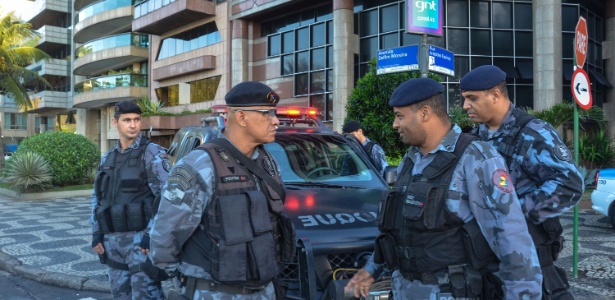 Após protestos, policiais do Batalhão de Choque da Polícia Militar reforçam o policiamento na rua onde mora o governador Sérgio Cabral, no Leblon