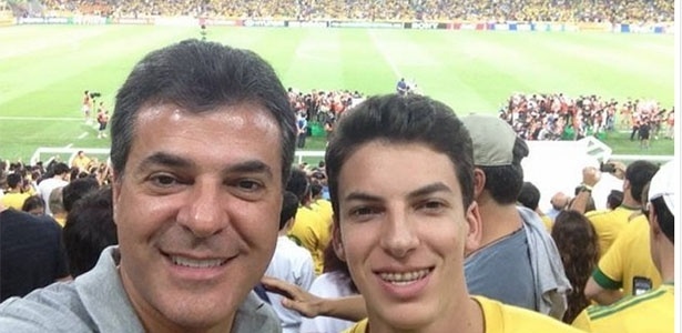 Governador do Paraná, Beto Richa (PSDB), com seu filho Rodrigo, durante jogo do Brasil contra a Espanha, domingo (30), no Maracanã, no Rio de Janeiro - Reprodução/Facebook