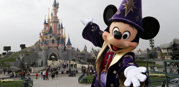 Mickey, personagem da Disney, posa em frente ao Castelo da Bela Adormecida  - Thomas Samsom/France Presse