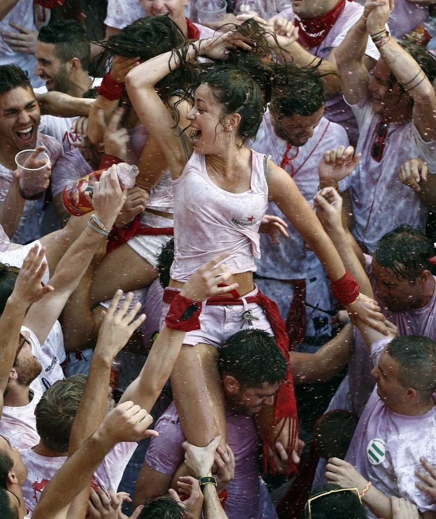 Festa de São Firmino agita cidade da Espanha com vinho e corrida de touros  - Fotos - UOL Notícias