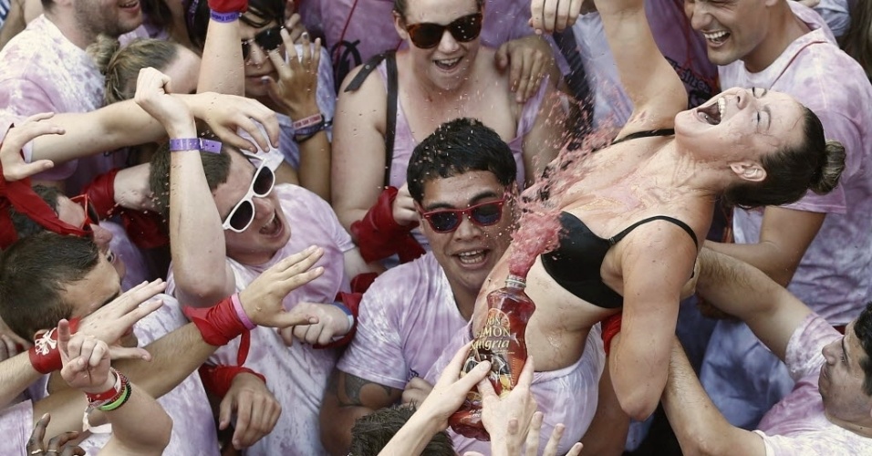 Festa de São Firmino agita cidade da Espanha com vinho e corrida de touros  - Fotos - UOL Notícias