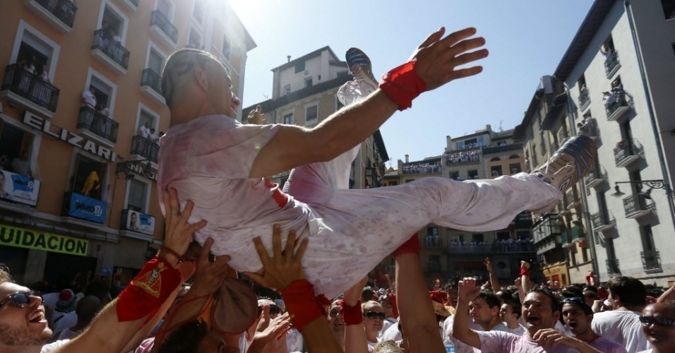 Festa de São Firmino agita cidade da Espanha com vinho e corrida de touros  - Fotos - UOL Notícias