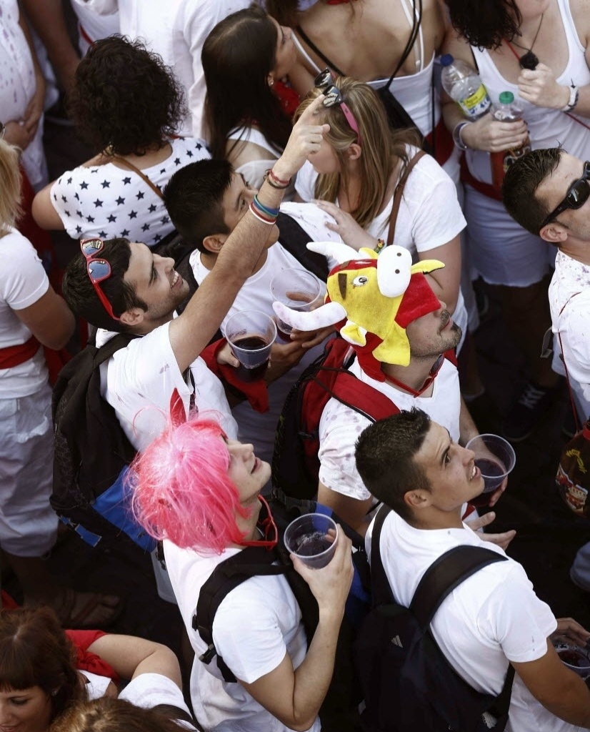 Festa de São Firmino agita cidade da Espanha com vinho e corrida de touros  - Fotos - UOL Notícias