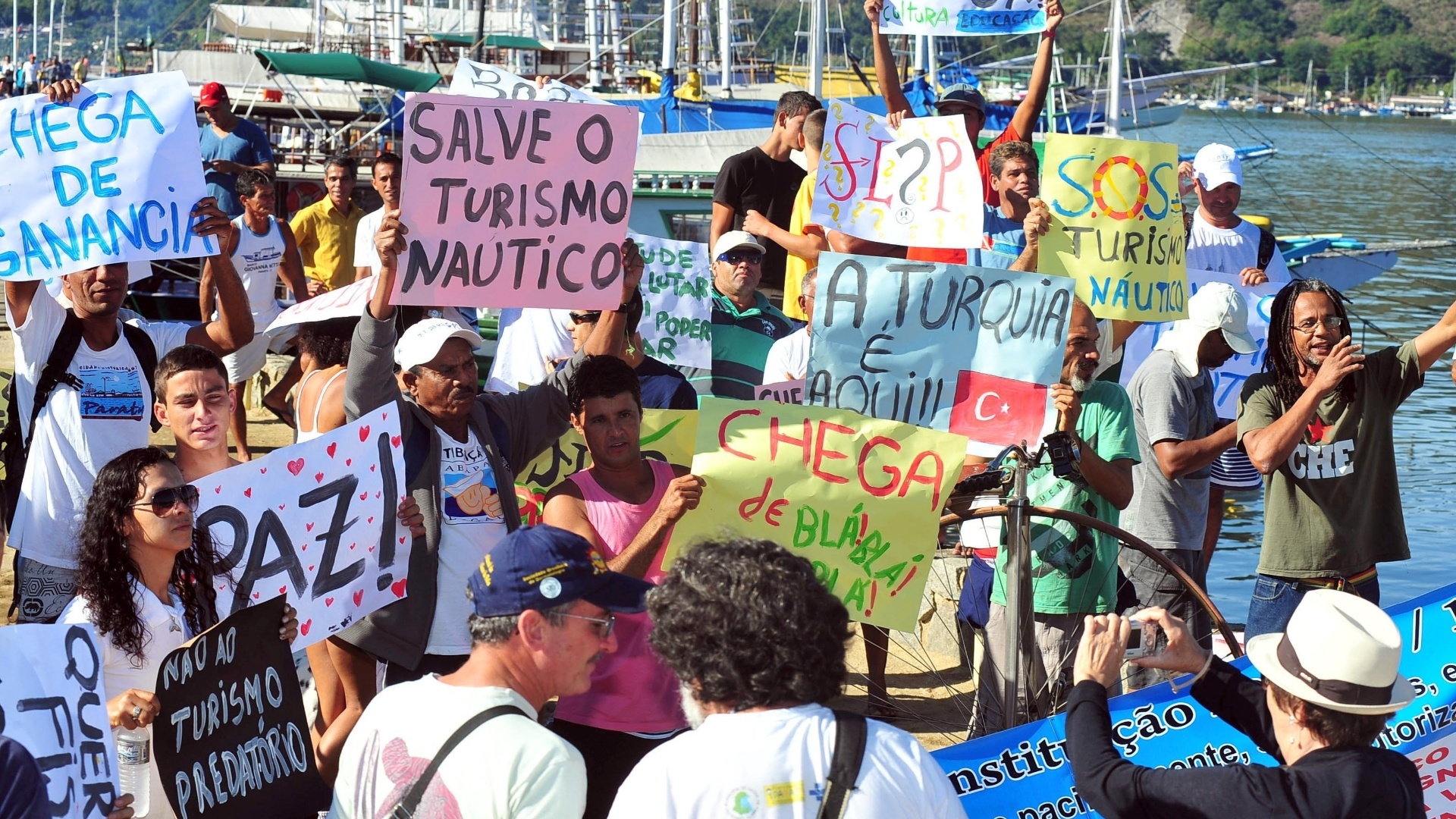 6.jul.2013 - Moradores de Paraty, marinheiros e participantes da FLIP (Festa Literária Internacional de Paraty) fecharam o cais, impedindo os passeios turísticos durante protesto, neste sábado (6). Os manifestantes pedem saúde e educação "padrão FLIP" - Luiz Roberto Lima / Agência O Globo