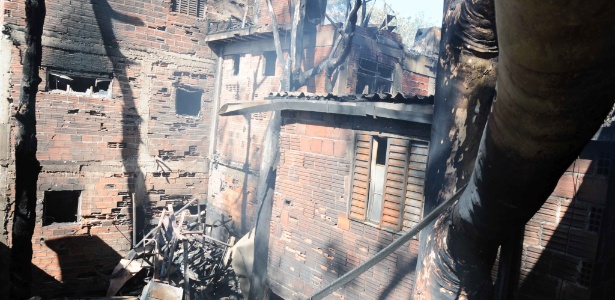 Bombeiros encontram três vitimas durante o trabalho de rescaldo do incêndio que atingiu parte de favela - Adriano Lima/Brazil Photo Press/Estadão Conteúdo