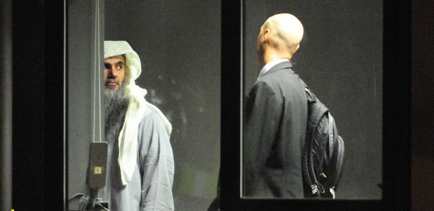 Clérigo muçulmano radical Abu Qatada (à esquerda) se prepara para embarcar em avião rumo a Jordânia