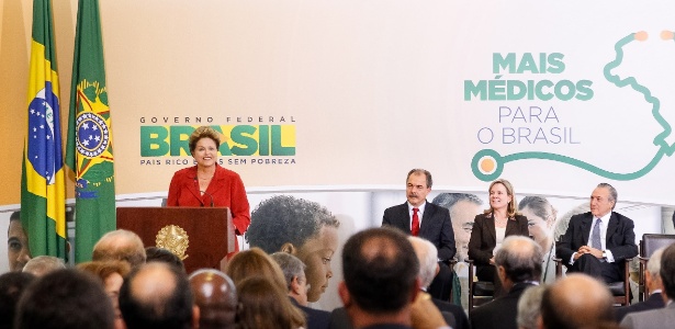 Dilma Rousseff discursa durante a cerimônia em que anunciou medidas para ampliar a oferta de médicos - Roberto Stuckert Filho/PR