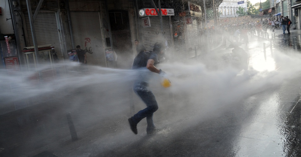 8.jul.2013 - Manifestantes entram em confronto com policiais em Istambul, Turquia. Polícia turca disparou balas de borracha, gás lacrimogêneo e canhões de água para impedir que os manifestantes de entrassem em um pequeno parque da cidade para protestar 