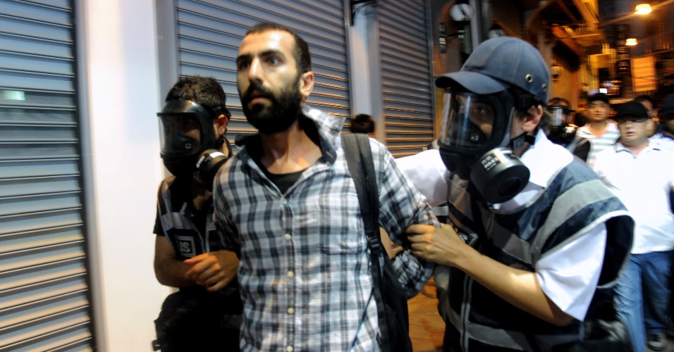 8.jul.2013 - Policiais prendem manifestante durante confrontos com a polícia na praça Taksim, em Istambul. A polícia turca disparou balas de borracha, gás lacrimogêneo e canhões de água para impedir que manifestantes entrassem no parque Gezi, reduto dos protestos contra o governo turco