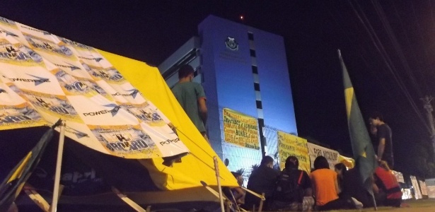“Acampamento de protesto” foi montado pela UNM (União de Movimentos Manaus); eles tentam emplacar 17 propostas - Elendrea Cavalcanti/UOL