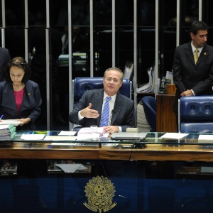 O presidente do Senado, Renan Calheiros (PMDB-AL), conduz a sessão desta terça-feira (9) - Lia de Paula/Agência Senado