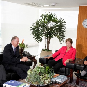 Dilma Rousseff conversa com Paulo Ziulkoski, presidente da Confederação Nacional dos Municípios (primeiro à direita de Dilma), e representantes de entidades municipalistas - Roberto Stuckert Filho/Presidência