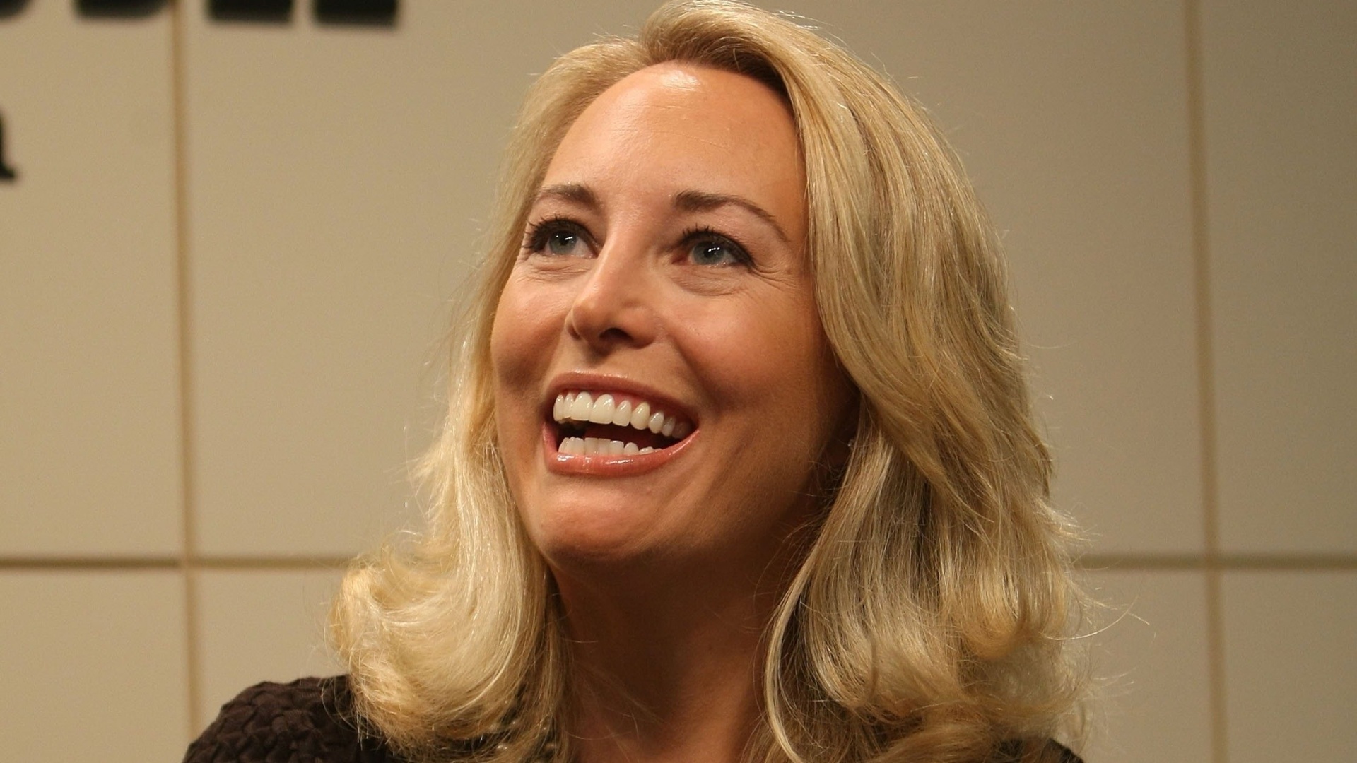 VALERIE PLAME ? é ex-agente secreta da CIA (Agência Central de Inteligência) e teve sua identidade revelada pela Casa Branca após seu marido, o ex-embaixador Joseph Wilson, questionar as justificativas do governo George W. Bush para a Guerra do Iraque. Na imagem, Valerie autografa cópia do seu livro "Fair Game", em Nova York (EUA). - AFP