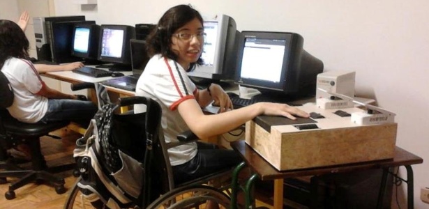 Michelle Aparecida Peixoto, 27, teve paralisia infantil e apresentava dificuldades para usar o mouse tradicional no curso de informática - Arquivo pessoal 