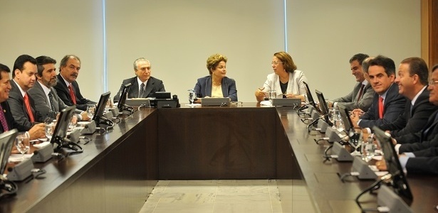 A presidente Dilma Rousseff, com ministros e políticos da base aliada, em reunião que discutiu o plebiscito sobre a reforma política - Fabio R. Pozzebon/ABr