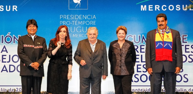 A presidente Dilma Rousseff posa para foto oficial da Cúpula dos Estados Associados do Mercosul e convidados especiais, em Montevidéu, no Uruguai. Ao lado esquerdo dela está o presidente da Venezuela, Nicolás Maduro, e, a partir da esquerda, o presidente da Bolívia, Evo Morales, a presidente da Argentina, Cristina Kirchner, e o presidente do Uruguai, José Mujica