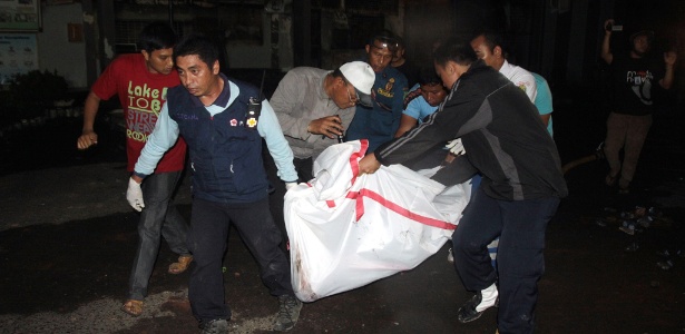 Após incêndio, integrantes da Cruz Vermelha retiram vítima com queimaduras da prisão na Indonésia)