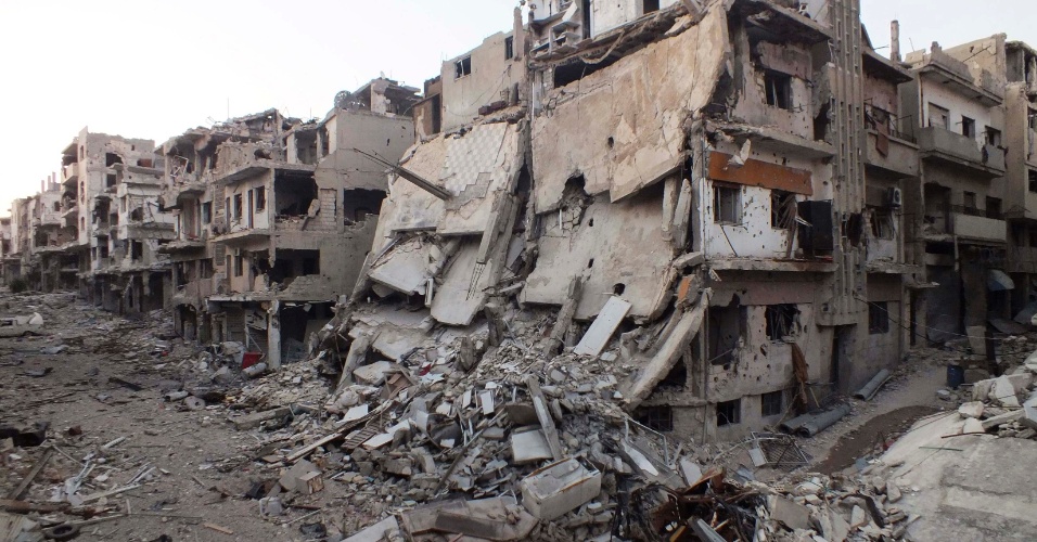 12.jul.2013 - Visão geral de rua de Homs, na Síria, mostra prédios completamente destruídos por bombardeios nesta sexta-feira. O país vive uma guerra civil há mais de dois anos que já deixou mais de meio milhão de mortos