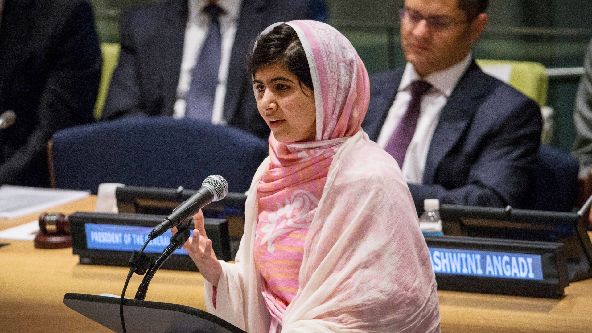 A adolescente paquistanesa Malala Yousafzai, que completa 16 anos nesta sexta, se pronuncia pela primeira vez em Nova York, na sede da ONU, em favor das milhões de crianças do mundo inteiro que não têm acesso à educação - AFP