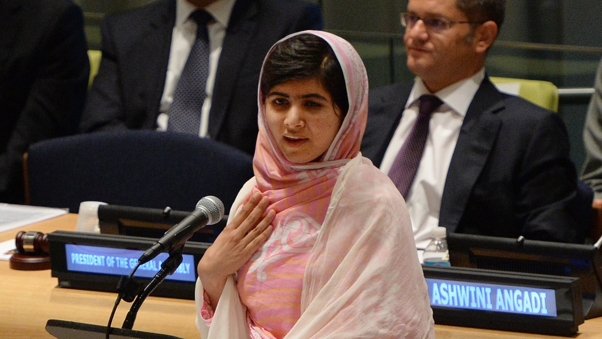 A adolescente paquistanesa Malala Yousafzai, que completa 16 anos nesta sexta, se pronuncia pela primeira vez em Nova York, na sede da ONU, em favor das milhões de crianças do mundo inteiro que não têm acesso à educação - AFP