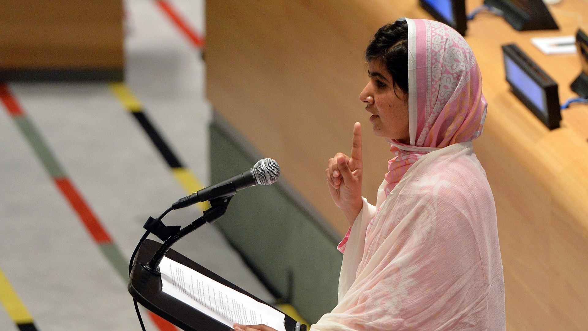 A adolescente paquistanesa Malala Yousafzai, que completa 16 anos nesta sexta, se pronuncia pela primeira vez em Nova York, na sede da ONU, em favor das milhões de crianças do mundo inteiro que não têm acesso à educação - AFP