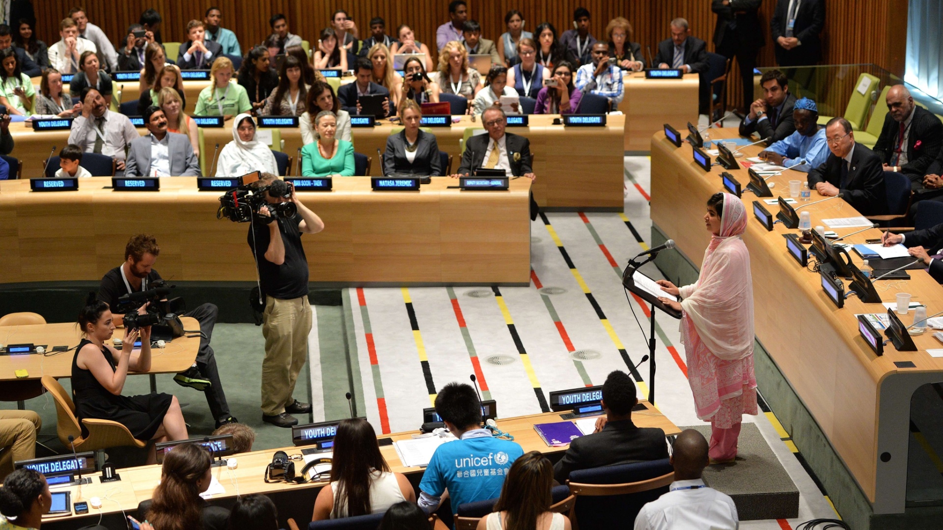A adolescente paquistanesa Malala Yousafzai, que completa 16 anos nesta sexta, se pronuncia pela primeira vez em Nova York, na sede da ONU, em favor das milhões de crianças do mundo inteiro que não têm acesso à educação - AFP