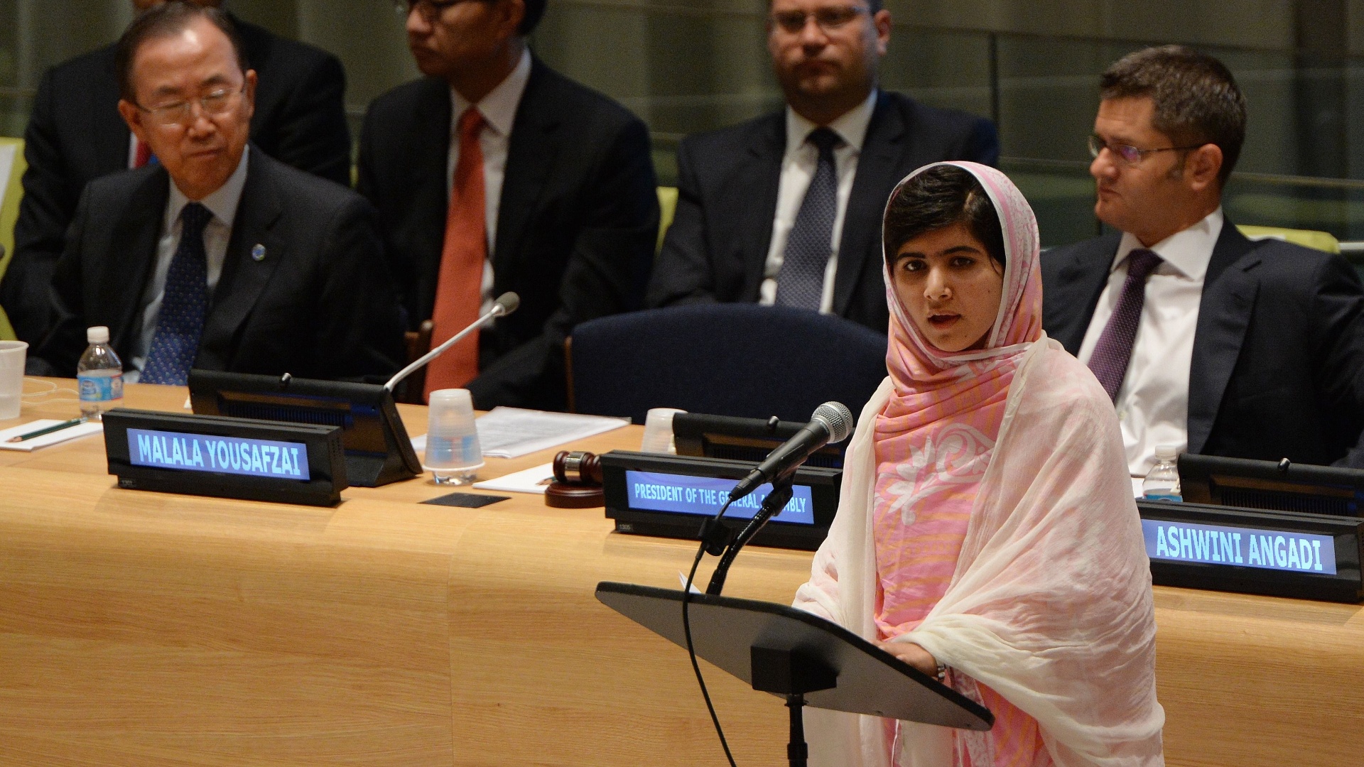 A adolescente paquistanesa Malala Yousafzai, que completa 16 anos nesta sexta, se pronuncia pela primeira vez em Nova York, na sede da ONU, em favor das milhões de crianças do mundo inteiro que não têm acesso à educação - AFP