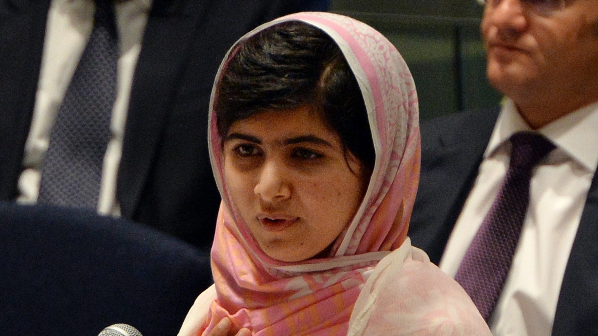 A adolescente paquistanesa Malala Yousafzai, que completa 16 anos nesta sexta, se pronuncia pela primeira vez em Nova York, na sede da ONU, em favor das milhões de crianças do mundo inteiro que não têm acesso à educação - AFP