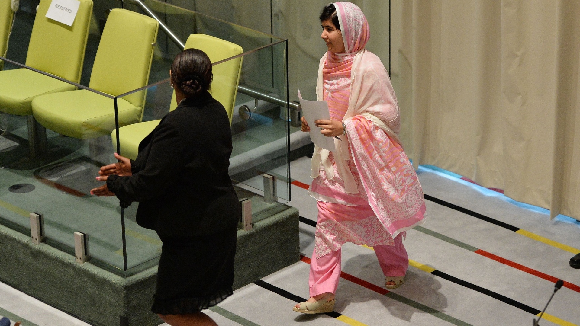 A adolescente paquistanesa Malala Yousafzai, que completa 16 anos nesta sexta, se pronuncia pela primeira vez em Nova York, na sede da ONU, em favor das milhões de crianças do mundo inteiro que não têm acesso à educação - AFP