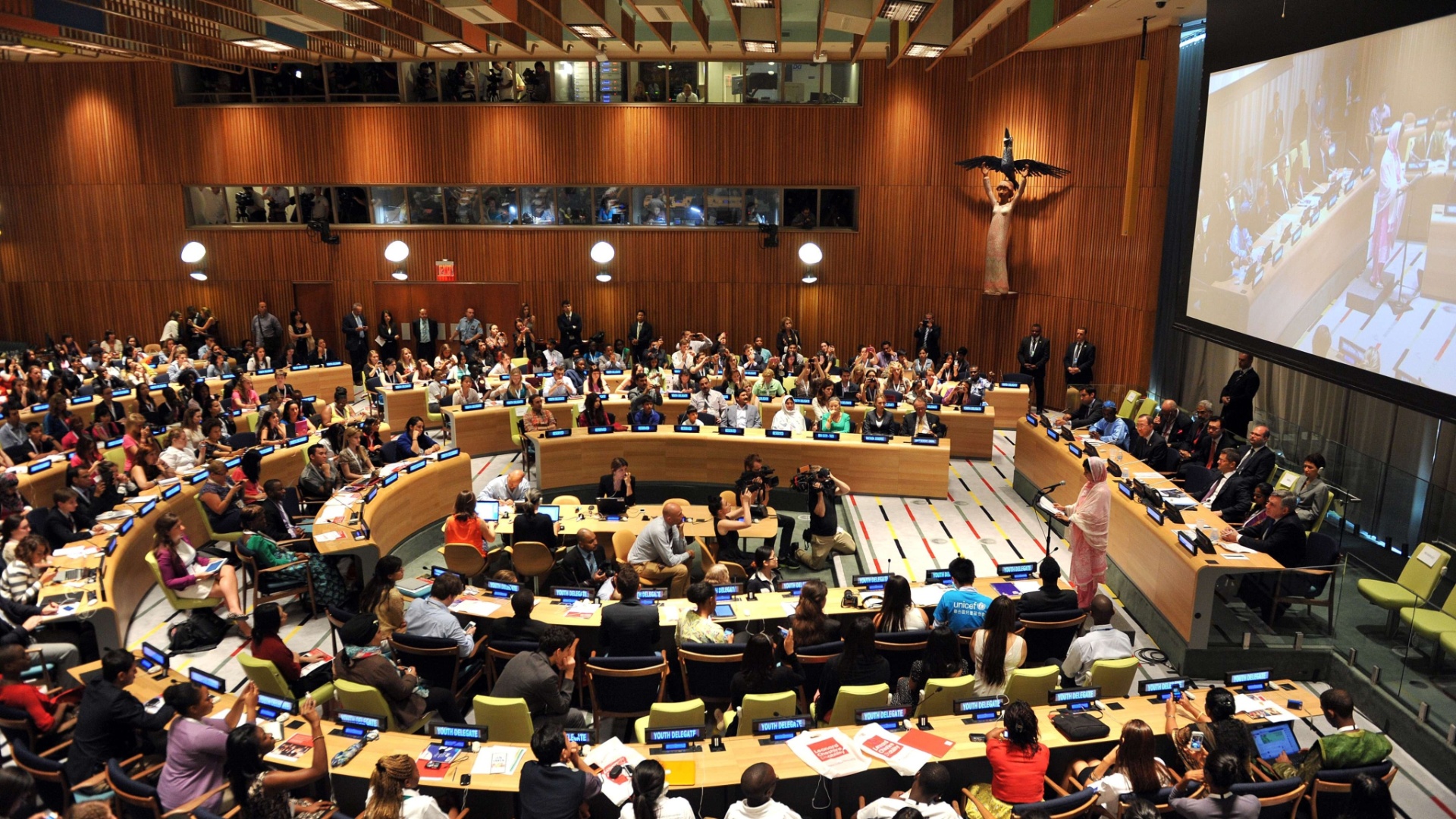 A adolescente paquistanesa Malala Yousafzai, que completa 16 anos nesta sexta, se pronuncia pela primeira vez em Nova York, na sede da ONU, em favor das milhões de crianças do mundo inteiro que não têm acesso à educação. A jovem ficou conhecida mundialmente depois de ter sido atacada pelos talibãs por defender o direito à educação de meninas em seu país - AFP