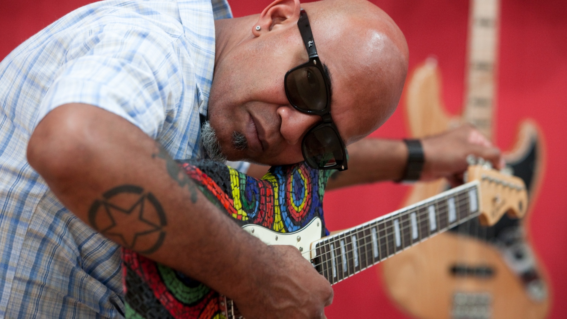 Clemente Tadeu Nascimento, líder, vocalista e guitarrista da banda Inocentes, afina guitarra na loja de instrumentos customizados N.Zaganin - Jefferson Coppola/Folhapress