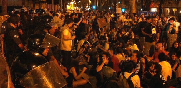 Manifestantes se sentam na frente do palácio Guanabara, sede do governo do Rio