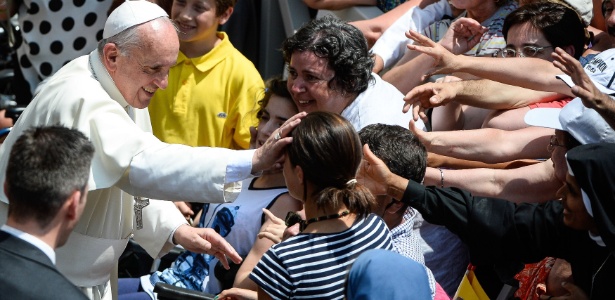 Papa Francisco abençoa os fiéis em frente a sua residência de verão em Castel Gandolfo, a 40 km de Roma - Andreas Solaro/Reuters