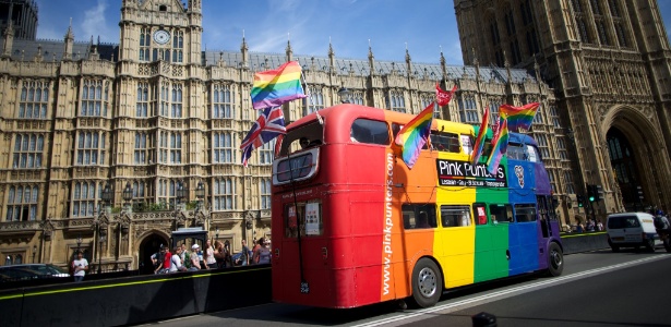 Ativistas comemoram a aprovação do casamento gay em frente ao Parlamento britânico em Londres - Andrew Cowie/AFP
