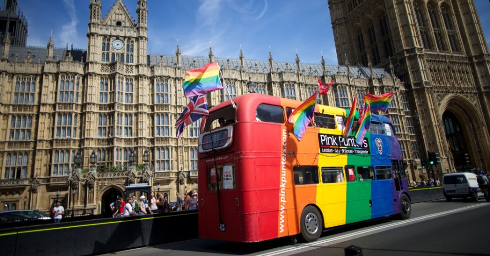 15.jul.2013 - Ativistas comemoram a aprovação do casamento gay em frente ao Parlamento britânico em Londres, Inglaterra 
