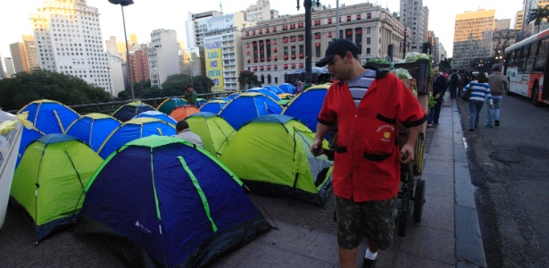 Famílias de sem-teto acampam no viaduto do Chá, em frente à Prefeitura de São Paulo, nesta segunda-feira