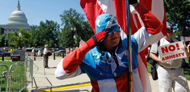 Manifestantes marcham contra proposta de anistia a imigrantes ilegais, em Washington D.C, nos EUA - Jose Luis Magana/Reuters - 15.jul.2013