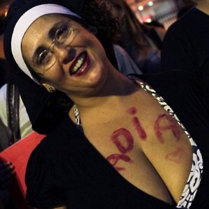 A ativista Rogéria Peixinho se vestirá de freira para protestar na Marcha das Vadias, em Copacabana - Reprodução/Facebook