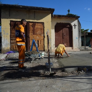 Dois meses após o anúncio da visita do papa Francisco à favela de Varginha, pouca coisa mudou na comunidade, que continua com problemas de esgoto, asfalto e lixo