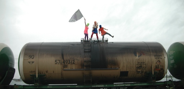 Em foto sem data definida, as integrantes do grupo de punk rock russo Pussy Riot tocam em cima de vagão de transporte de petróleo - Pussy Riot Group/Reuters