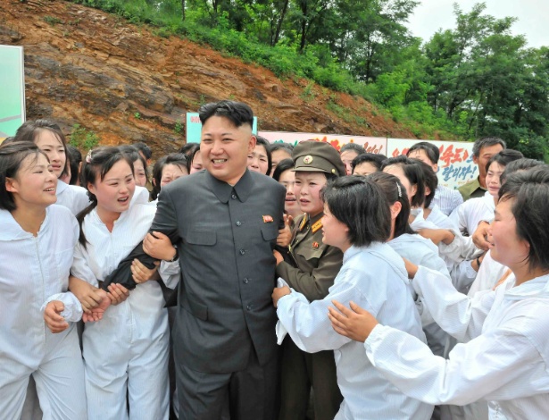 O líder norte-coreano Kim Jong-un visita uma fazenda de cogumelos em foto sem data divulgada pela agência de notícias central da Coreia do Norte (KCNA), em Pyongyang - KCNA/Reuters