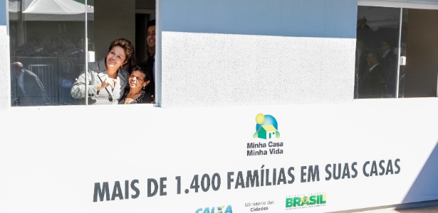 Presidente Dilma Rousseff participa, nesta terça-feira (16), de cerimônia de entrega de casas de conjuntos habitacionais e de máquinas retroescavadeiras em Ponta Grossa, no Paraná - Roberto Stuckert Filho/Presidência da República