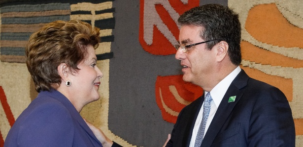17.jul.2013 - Dilma cumprimenta Roberto Azevêdo, diretor-geral da OMC, em Brasília - Presidência da República/Divulgação