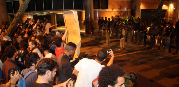Manifestantes se concentram no entorno da casa do governador do Rio de Janeiro, Sérgio Cabral (PMDB), no Leblon, zona sul do Rio de Janeiro - Zulmair Rocha/UOL