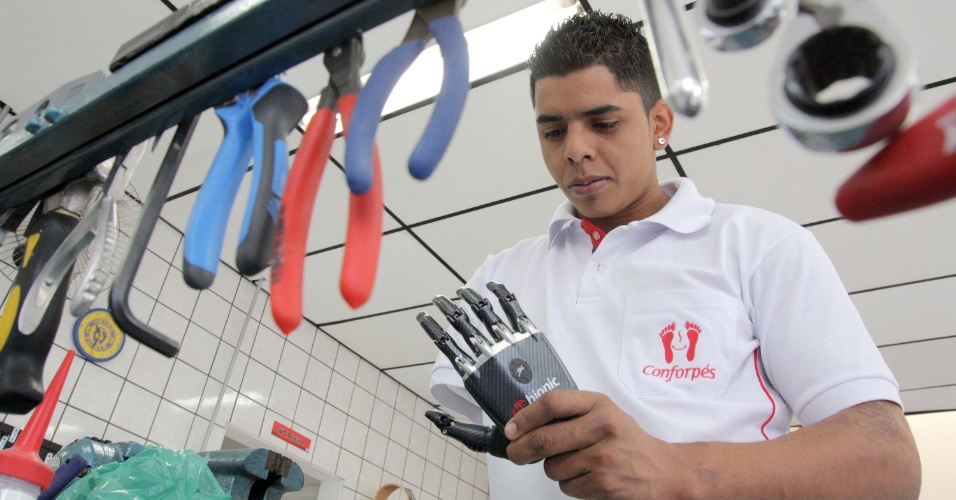 17.jul.2013 - O ciclista David dos Santos Souza, que perdeu o braço após ser atropelado na avenida Paulista, em março deste ano, recebe prótese biônica doada por uma empresa de Sorocaba (SP) na manhã desta quarta-feira (17)