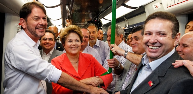 A presidente Dilma Rousseff anda de metrô durante a inauguração das estações Chico da Silva e José de Alencar da linha sul do metrô de Fortaleza, nesta quinta-feira - Presidência da República/Divulgação