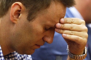 Alexei Navalny, um dos maiores opositores de Vladmir Putin, é considerado culpado de roubo e fraude e sentenciado a cinco anos de prisão 