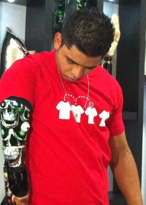 David Santos Souza, 21, recebeu hoje a prótese com tatuagens de caveiras em Sorocaba (SP) - UOL